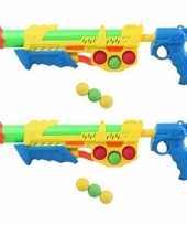Camping 2x speelgoed waterpistolen met pomp en 6 softballen geel blauw 47 cm kopen